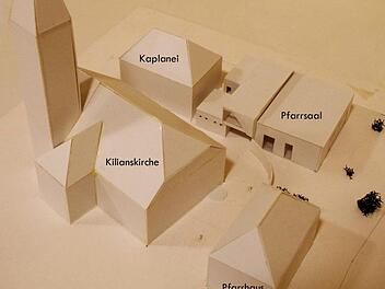 Das Modell zeigt, wie sich das neue moderne Pfarrsaal-Gebäude in das Ensemble Kirche, Kaplanei und Pfarrhaus einfügen würde.                             Thomas Hümmer (Repro)