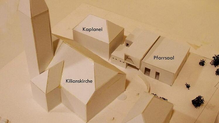 Das Modell zeigt, wie sich das neue moderne Pfarrsaal-Gebäude in das Ensemble Kirche, Kaplanei und Pfarrhaus einfügen würde.                             Thomas Hümmer (Repro)