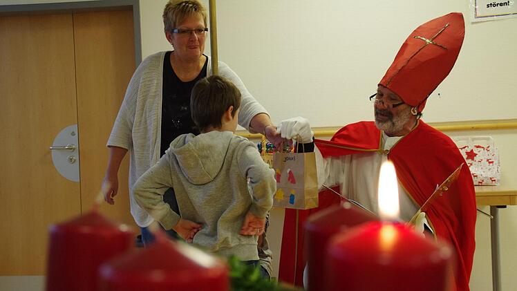Der Nikolaus besuchte die Petra-Döring-Schule in Kronach. Foto: Marco Meißner