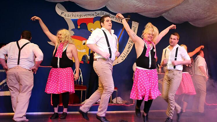 Das Beste hatten sich die Seßlacher wieder bis zum Schluss aufgehoben: Beim Auftritt der "Mauerschwälbchen" blieb kein Auge trocken. Auch Bürgermeister Martin Mittag war bei der tänzerischen Reise durch die Musikgeschichte dabei. Foto: Bettina Knauth