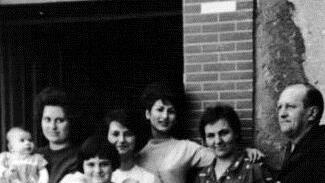 Hans und Lina Gundelfinger mit den griechischen Gastarbeitern, den ersten, die dort eine Bleibe gefunden hatten. Auch das Nachbarskind ist dabei. Aufnahme von 1968 Foto: privat