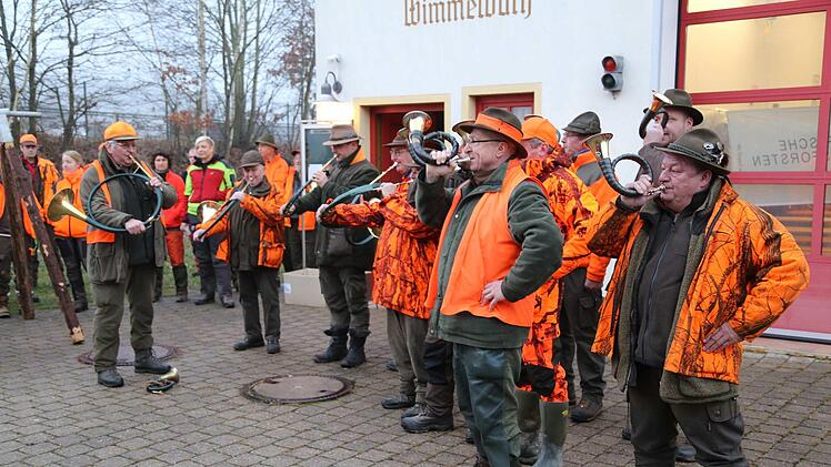 Die Jagdhornbläser  geben Signal zur Nikolausjagd.Fotos: Franz Galster