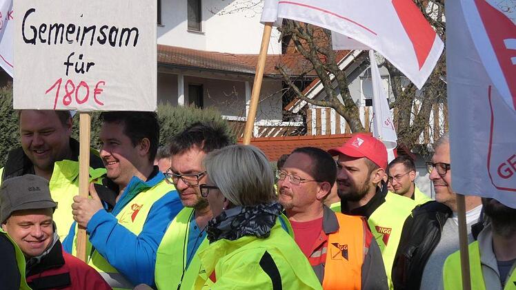 Mit Protestplakaten machten die Streikenden auf ihre Situation aufmerksam.