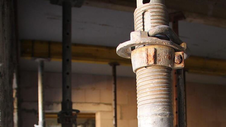 Im Keller stützen Metallstangen die Decke. Der Beton benötigt 28 Tage Zeit, um auszuhärten. Foto: Ulrike Müller