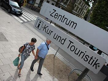Die neue Tourist-Info ist in den Augen von Stadt und Freistaat ein Vorzeigeprojekt, das dazu beitragen soll, Bad Kissingen als modernen und attraktiven Standort zu vermarkten.  Nur leider zeigt der Wegweiser in die falsche Richtung. Foto: Benedikt Borst