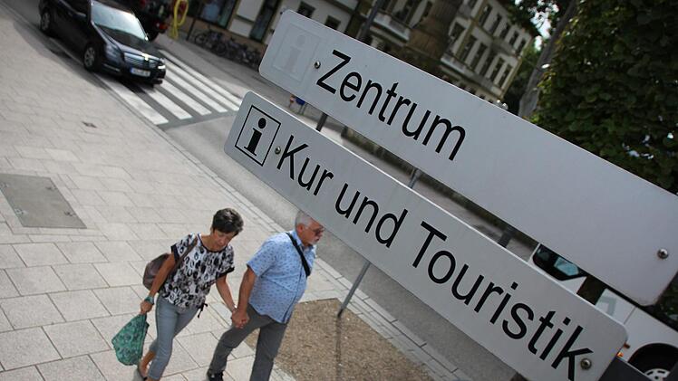 Die neue Tourist-Info ist in den Augen von Stadt und Freistaat ein Vorzeigeprojekt, das dazu beitragen soll, Bad Kissingen als modernen und attraktiven Standort zu vermarkten.  Nur leider zeigt der Wegweiser in die falsche Richtung. Foto: Benedikt Borst