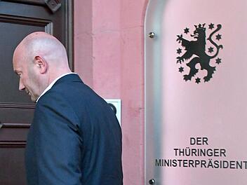 Erfurt: Thomas Kemmerich (FDP), neuer Ministerpräsident von Thüringen, betritt nach der Wahl die Thüringer Staatskanzlei. Einen Tag nach seiner Wahl will er sein Amt wieder aufgeben.  Foto: Martin Schutt/dpa-Zentralbild/dpa