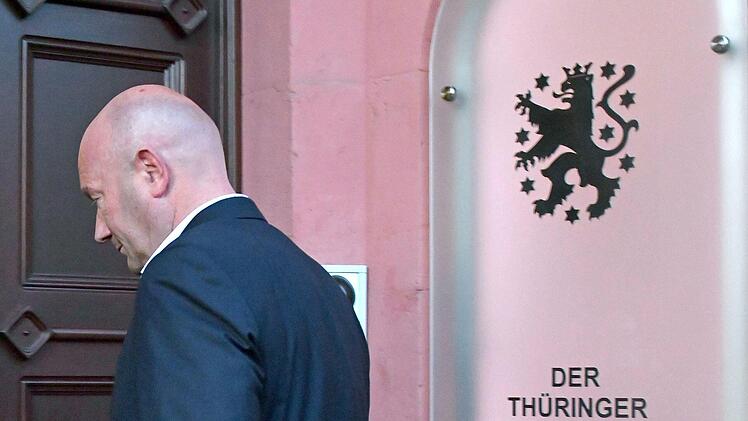 Erfurt: Thomas Kemmerich (FDP), neuer Ministerpräsident von Thüringen, betritt nach der Wahl die Thüringer Staatskanzlei. Einen Tag nach seiner Wahl will er sein Amt wieder aufgeben.  Foto: Martin Schutt/dpa-Zentralbild/dpa
