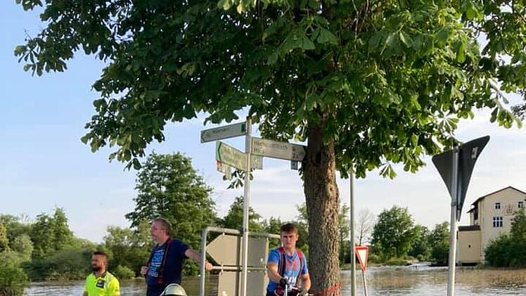 Lkw und Kleintransporter fahren bei Willersdorf ins Hochwasser