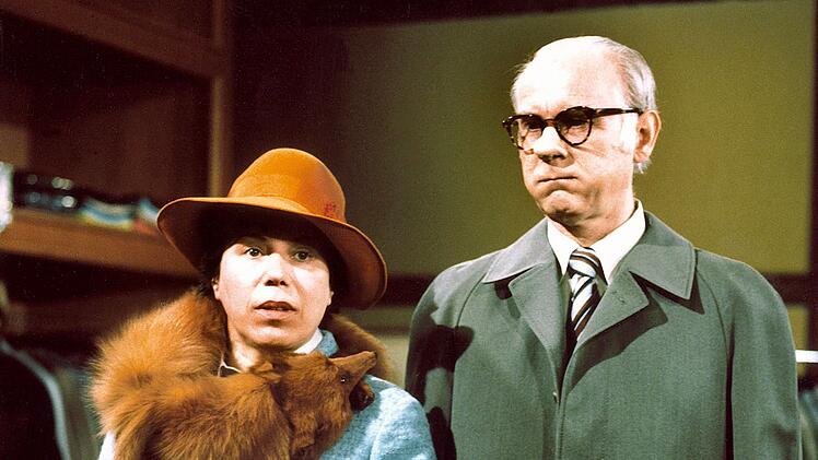 Komisches Verheddern in der Alltags&uuml;berforderung: Loriot und Sketchpartnerin Ingeborg Heydorn beim Herrenausstatter.