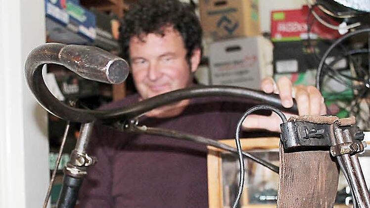 Museumsleiter Ivan Sojc kennt die Geschichten, die zu jedem einzelnen Fahrrad gehören. Fotos: Benedikt Borst