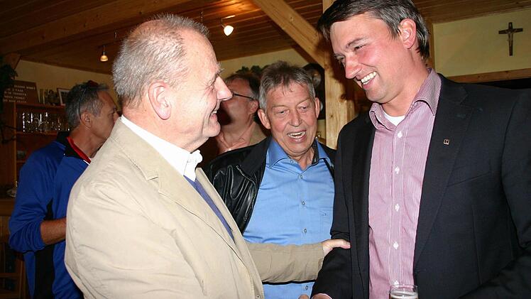 Bürgermeister Reinhold Kuhn wünscht Michael Schuba alles Gute. Dr. Otto Hünnerkopf freut sich auch über den Etappensieg.