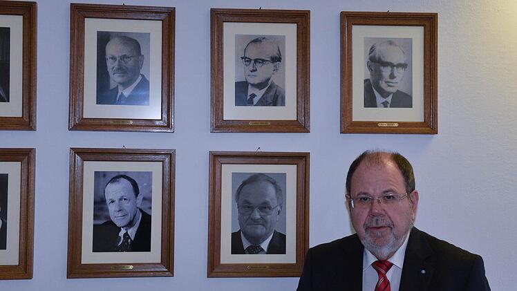 Peter Werndl vor den Fotos seiner Vorgänger im Amt des Präsidenten am Oberlandesgericht Bamberg seit 1945. Foto: Ronald Rinklef
