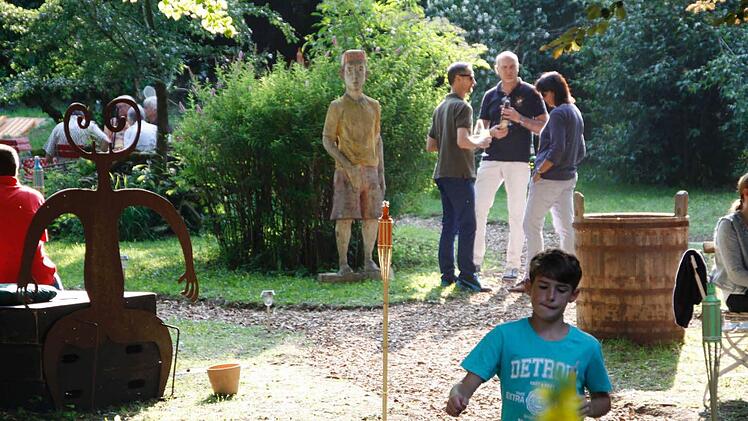 Links im Bild das Kunstwerk "Oskar" rechts daneben die Skulptur mit der Hand im Schritt.