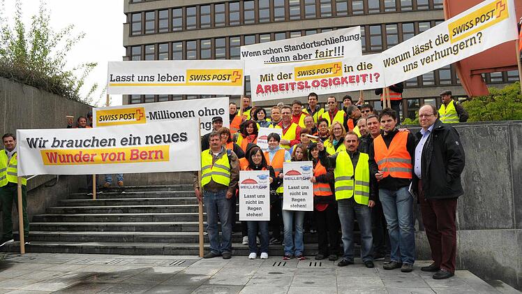 Vor der Zentrale der Schweizerischen Post protestierte am Dienstag eine Gruppe von Bamberger MeillerGHP-Beschäftigten. Foto: privat