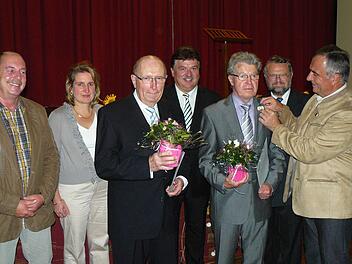 Helmut Hohner und Anton Leithner wurden in Würdigung ihrer großen Verdienste um den Gartenbauverein Ludwigschorgast mit der Ehrennadel in "Gold mit Kranz" des Bayerischen Landesverbandes ausgezeichnet. Unser Bild zeigt (von links) Vorsitzenden Klaus-Peter Kugler, Bürgermeisterin Doris Leithner-Bisani, Anton Leithner, Landrat Klaus Peter Söllner, Helmut Hohner, Kreisfachberater Friedhelm Haun sowie Kreisvorsitzenden Günter Reif. Fotos: Klaus-Peter Wulf