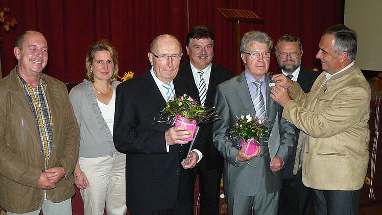Helmut Hohner und Anton Leithner wurden in Würdigung ihrer großen Verdienste um den Gartenbauverein Ludwigschorgast mit der Ehrennadel in "Gold mit Kranz" des Bayerischen Landesverbandes ausgezeichnet. Unser Bild zeigt (von links) Vorsitzenden Klaus-Peter Kugler, Bürgermeisterin Doris Leithner-Bisani, Anton Leithner, Landrat Klaus Peter Söllner, Helmut Hohner, Kreisfachberater Friedhelm Haun sowie Kreisvorsitzenden Günter Reif. Fotos: Klaus-Peter Wulf