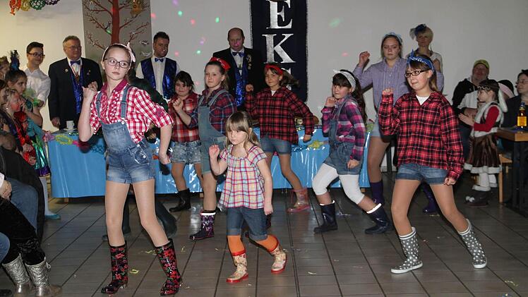 In die fröhliche Polonaise reihten sich viele Mädchen und Jungen ein. Foto: Gerda Völk