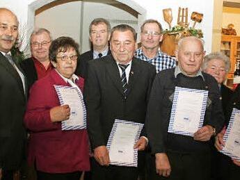 Karl Neudecker (Mitte) gehört dem Sozialverband seit 50 Jahren als Mitglied an und führt den Ortsverband seit 35 Jahren als Vorsitzender. Links neben ihm seine Ehefrau Klara, die seit 20 Jahren in der Betreuung vor Ort mitarbeitet.  Foto: Evi Seeger