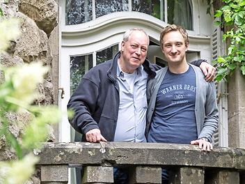 Rolf Heiermann (links) gemeinsam mit seinem Sohn David Heiermann auf dem Balkon von Schloss Maßbach. Beide haben ihre Ideen beim Stück "Die Verführung des Casanovas" miteingebracht. Das Ambiente des Schlosses wird beim Stück eine wichtige Rolle spielen. Foto: Björn Hein
