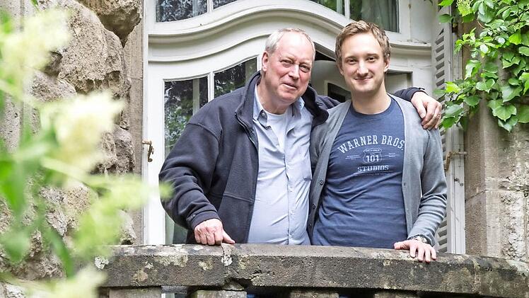 Rolf Heiermann (links) gemeinsam mit seinem Sohn David Heiermann auf dem Balkon von Schloss Maßbach. Beide haben ihre Ideen beim Stück "Die Verführung des Casanovas" miteingebracht. Das Ambiente des Schlosses wird beim Stück eine wichtige Rolle spielen. Foto: Björn Hein