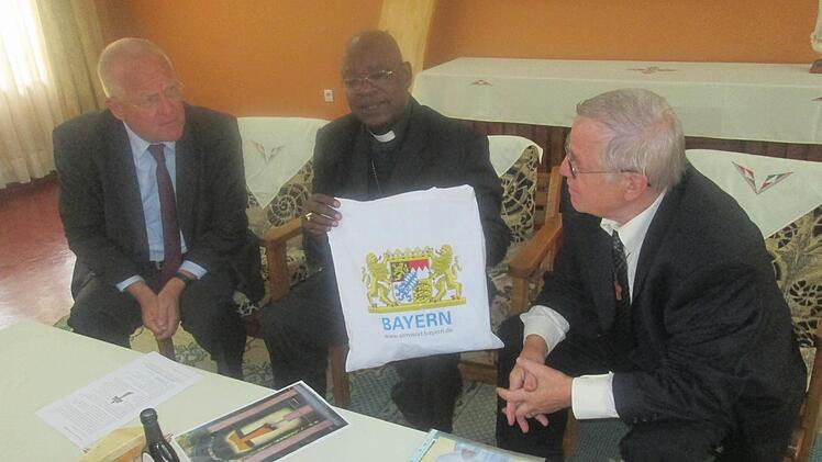 Audienz beim Erzbischof: Thaddée Ntihinyurwa (Mitte) empfing den deutschen Botschafter Peter Fahrenholtz und den Bad Brückenauer Alfred Schäfer (rechts) zur Übergabe des Taukreuzes in seiner Residenz. Foto: Archiv Alfred Schäfer