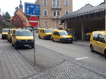 Dieses von gelben Fahrzeugen geprägte Bild könnte bald der Vergangenheit angehören. Der Zustell-Stützpunkt der Post in der Bad Brückenauer Ludwigstraße will nämlich an absehbarer Zeit ein neues Domizil anmieten. Im Gespräch ist eine Halle in Römershag. Foto: Rolf Pralle