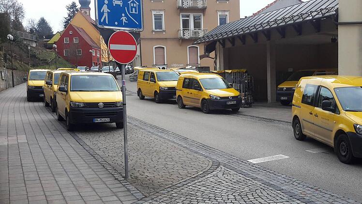Dieses von gelben Fahrzeugen geprägte Bild könnte bald der Vergangenheit angehören. Der Zustell-Stützpunkt der Post in der Bad Brückenauer Ludwigstraße will nämlich an absehbarer Zeit ein neues Domizil anmieten. Im Gespräch ist eine Halle in Römershag. Foto: Rolf Pralle