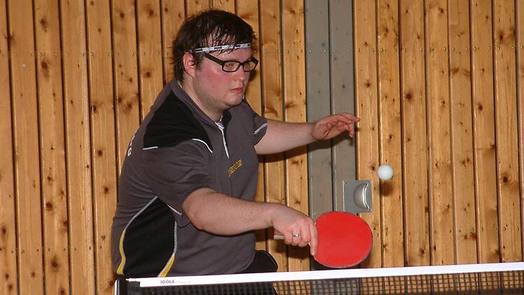 Michael Hofmann vom TSV Steinberg II schaffte mit seinem Einzelsieg gegen die SG Neuses II das 3:3 und leitete damit die Wende zum wichtigen 9:6-Sieg in der 3. Kreisliga Ost ein. Foto: Hans Franz