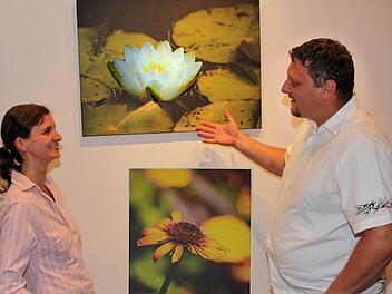 Bianca Endres (links) und Frank Hanisch zeigen im Altstadtcafé drei Dutzend ihrer Fotos. Neben in Szene gesetzten Blumen und Blüten sind darunter auch Landschaftsaufnahmen.  Foto: Dieter Britz