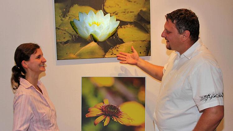 Bianca Endres (links) und Frank Hanisch zeigen im Altstadtcafé drei Dutzend ihrer Fotos. Neben in Szene gesetzten Blumen und Blüten sind darunter auch Landschaftsaufnahmen.  Foto: Dieter Britz