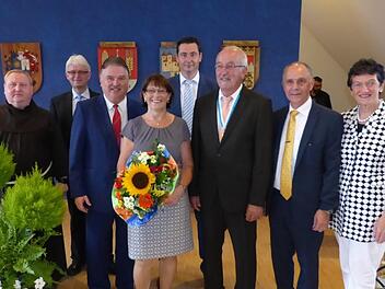 Nach der Verleihung der Goldenen Bürgermedaille an Hermann Dörfler (von links): Pfarrer Pater Adrian Manderla, 2. Bürgermeister Reiner Meisel, Landrat Klaus Peter Söllner, Marita Dörfler, Dritter Bürgermeister Martin Döring, der Geehrte, Bürgermeister Franz Uome und Landtagsvizepräsidentin MdL Inge Aures. Foto: Klaus-Peter Wulf