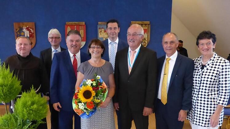 Nach der Verleihung der Goldenen Bürgermedaille an Hermann Dörfler (von links): Pfarrer Pater Adrian Manderla, 2. Bürgermeister Reiner Meisel, Landrat Klaus Peter Söllner, Marita Dörfler, Dritter Bürgermeister Martin Döring, der Geehrte, Bürgermeister Franz Uome und Landtagsvizepräsidentin MdL Inge Aures. Foto: Klaus-Peter Wulf