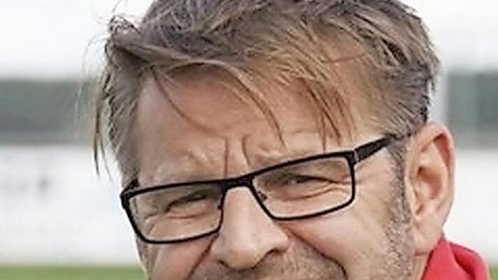 Gänzlich anders dürfte die Laune bei Helmut Wolff sein: Der Coach führt mit dem SV Buckenhofen momentan die Tabelle an.  Foto: anpfiff.info