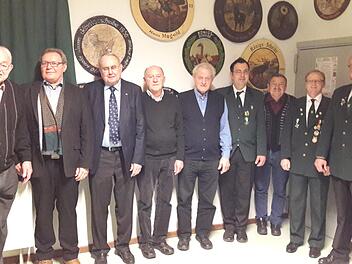 Die anwesenden Jubilare (von links) Erich Brückner (60 Jahre), Peter Schmitt (50), Eduard Lintner (40), Hans Kastl (50), Rudi Henneberger (60), Martin Halbig (25), Franz Endres (25) sind von 2. Schützenmeister Roland Dömling und 1. Schützenmeister Klaus Brückner geehrt worden Foto: Hartmut Hessel
