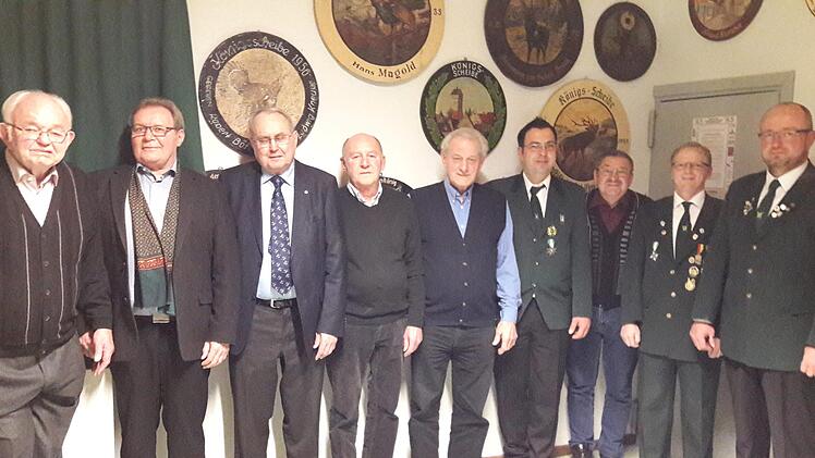 Die anwesenden Jubilare (von links) Erich Brückner (60 Jahre), Peter Schmitt (50), Eduard Lintner (40), Hans Kastl (50), Rudi Henneberger (60), Martin Halbig (25), Franz Endres (25) sind von 2. Schützenmeister Roland Dömling und 1. Schützenmeister Klaus Brückner geehrt worden Foto: Hartmut Hessel