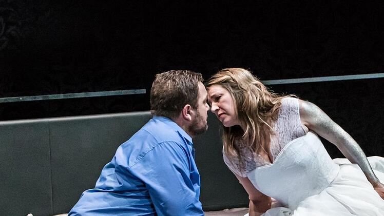 Liebesdrama auf der Opernbühne: Judith Kuhn sang die Titelpartie in der Neuinszenierung von "Rusalka" am Landestheater Coburg. Als PRinz gastierte Mirko Roschkowski.Foto: Jochen Berger