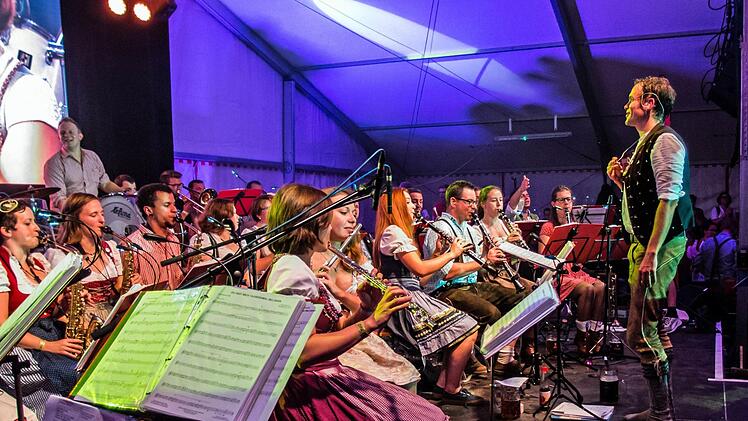Beste Stimmung im Festzelt: Die Original Prinz Albert Blasmusik spielte beim "Oktopafest" auf dem Coburger Schlossplatz.Foto: Jochen Berger