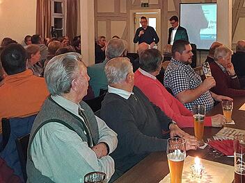 Im Gasthaus "Zum Grünen Baum" in Dormitz informieren (vor dem Beamer links)  Zweiter Bürgermeister Matthias Fuchs (ÜWB) und (daneben) Christoph  Schmitt (CSU-Ortsvorsitzender).      Foto: Karl Heinz Wirth