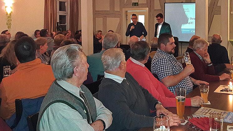 Im Gasthaus "Zum Grünen Baum" in Dormitz informieren (vor dem Beamer links)  Zweiter Bürgermeister Matthias Fuchs (ÜWB) und (daneben) Christoph  Schmitt (CSU-Ortsvorsitzender).      Foto: Karl Heinz Wirth