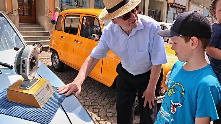 Dieter Huhnstock nimmt sich Zeit, um den technisch interessierten Michael die Wirkungsweise eines Kreiskolbenmotors, bzw. Wankel-Motors, der in seinem NSU Ro 80 eingebaut ist, am Modell zu erklären. Foto: Helmut Will