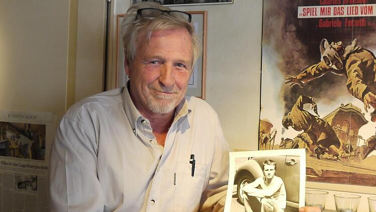 Kinoinhaber Bruno Schneyer mit einem Bild seines jüngeren Ichs aus den 80er-Jahren. Fotos: Rebecca Vogt