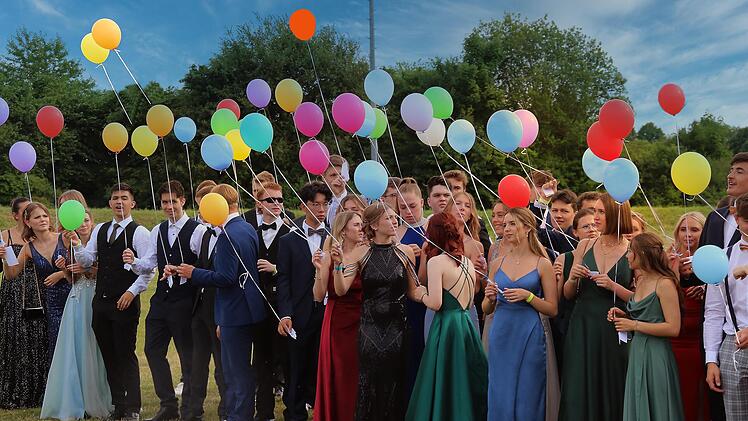 Bunte Ballons mit Wunschzetteln ließen die Abiturientinnen und Abiturienten vor dem Beginn ihrer Abschlussfeier in der Mehrzweckhalle in die Luft steigen. Foto: Dieter Britz