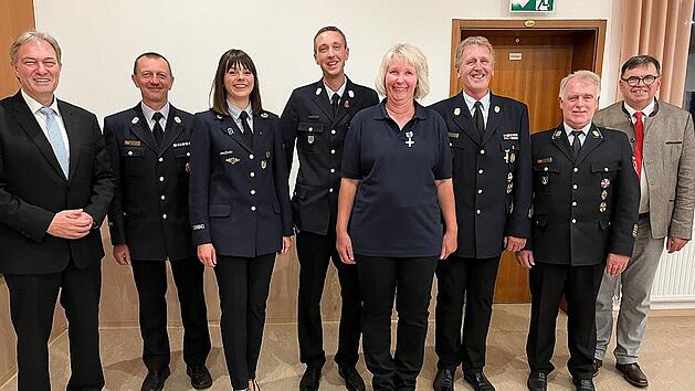 Drei staatliche Ehrenzeichen wurden bei der Jahreshauptversammlung der Feuerwehr Tschirn verliehen. Unser Bild zeigt (von links) Landrat Klaus Löffler, Kreisbrandmeister Markus Wachter, Vorsitzende Julia Barnickel, Michael, Martina (beide 25 Jahre...
