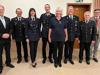 Drei staatliche Ehrenzeichen wurden bei der Jahreshauptversammlung der Feuerwehr Tschirn verliehen. Unser Bild zeigt (von links) Landrat Klaus Löffler, Kreisbrandmeister Markus Wachter, Vorsitzende Julia Barnickel, Michael, Martina (beide 25 Jahre...