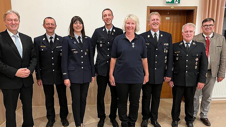 Drei staatliche Ehrenzeichen wurden bei der Jahreshauptversammlung der Feuerwehr Tschirn verliehen. Unser Bild zeigt (von links) Landrat Klaus Löffler, Kreisbrandmeister Markus Wachter, Vorsitzende Julia Barnickel, Michael, Martina (beide 25 Jahre...