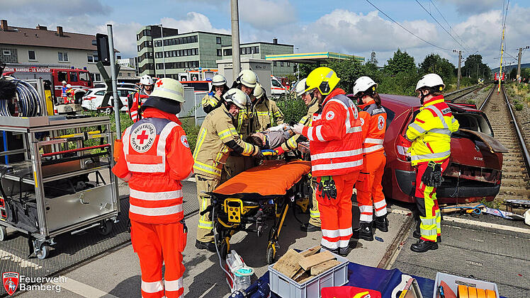 Unfall an Bamberger Bahnübergang simuliert - Feuerwehr probt Ernstfall