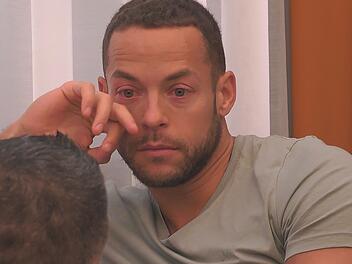 Als Andrej Mangold von seinem Vater erz&auml;hlt, muss er immer wieder mit den Tr&auml;nen k&auml;mpfen.