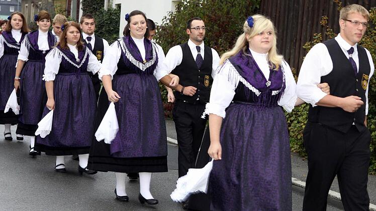 Die Ebersdorfer Einhaltpaare im Festzug