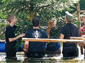Eine stattliche Tanne stellten die Förtschwinder Kerwasburschen in den Weiher.  Foto: privat